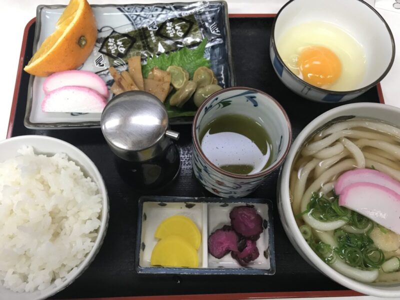 岡山空港『手打ちうどん桃太郎』名店たぬきの支店で朝定食モーニング！