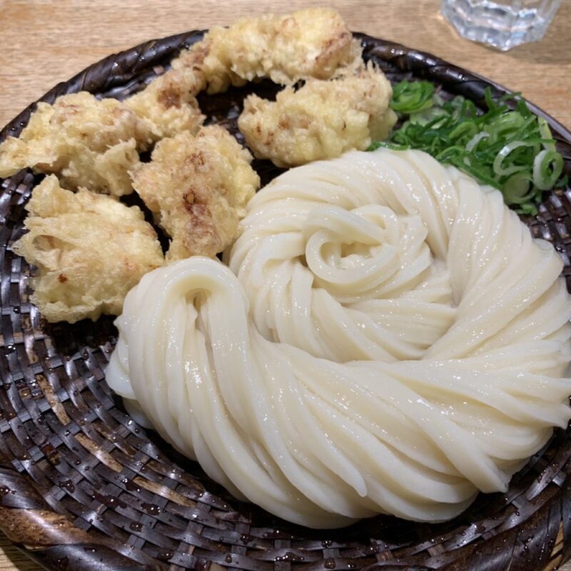 東京新宿 うどん慎 しん 大行列の茹でたて揚げたてかしわ天ざるうどん